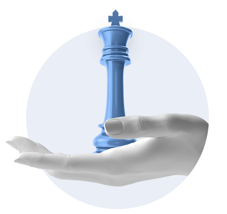 mão segurando peça de xadrez